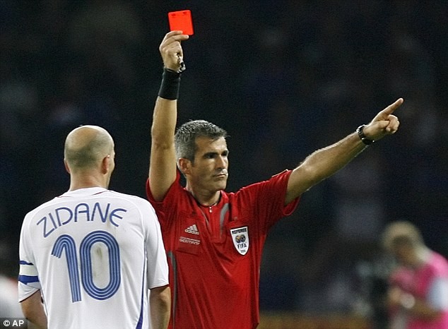 Trọng tài người Argentian Horacio Elizondo không ngần ngại trút quyền thi đấu của Zidane trong trận chung kết World Cup 2006.